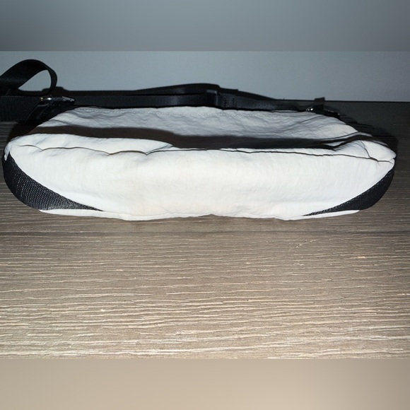 Lululemon clean lines crossbody purse - Picture 6 of 16